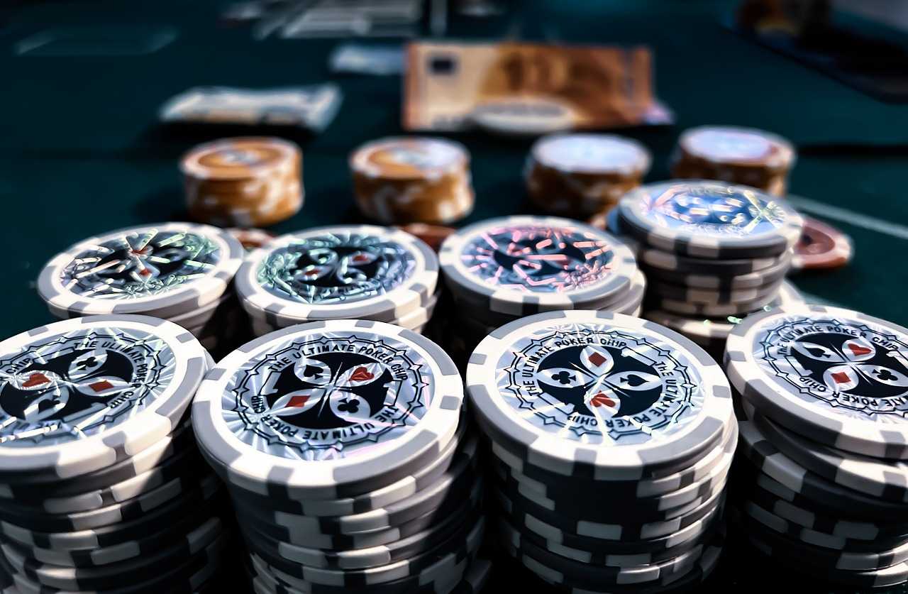 How to Bluff Like a Pro in Online Poker